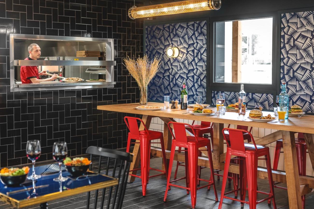Eklo Hotel restaurant keuken en gerechten op tafels
