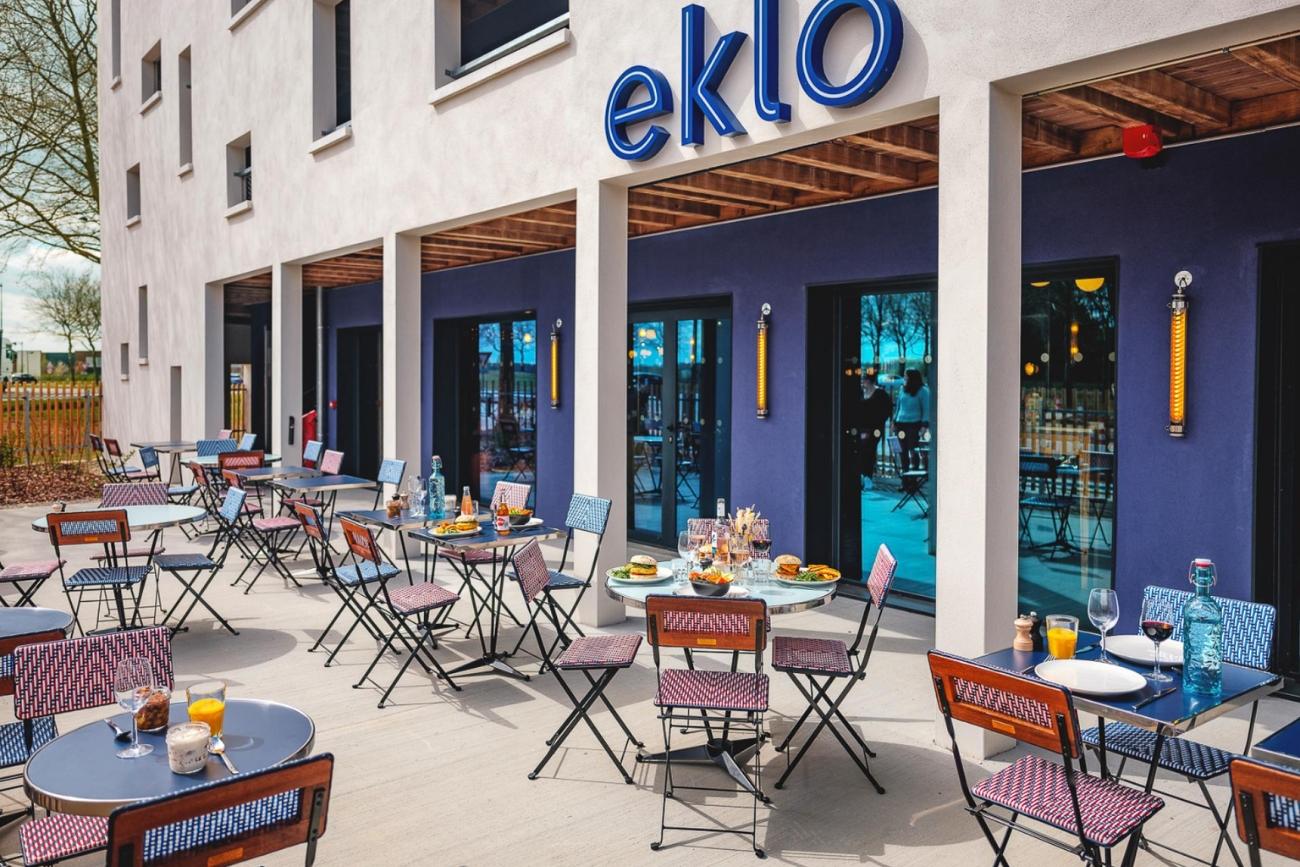 Eklo Hotel voorzijde terras