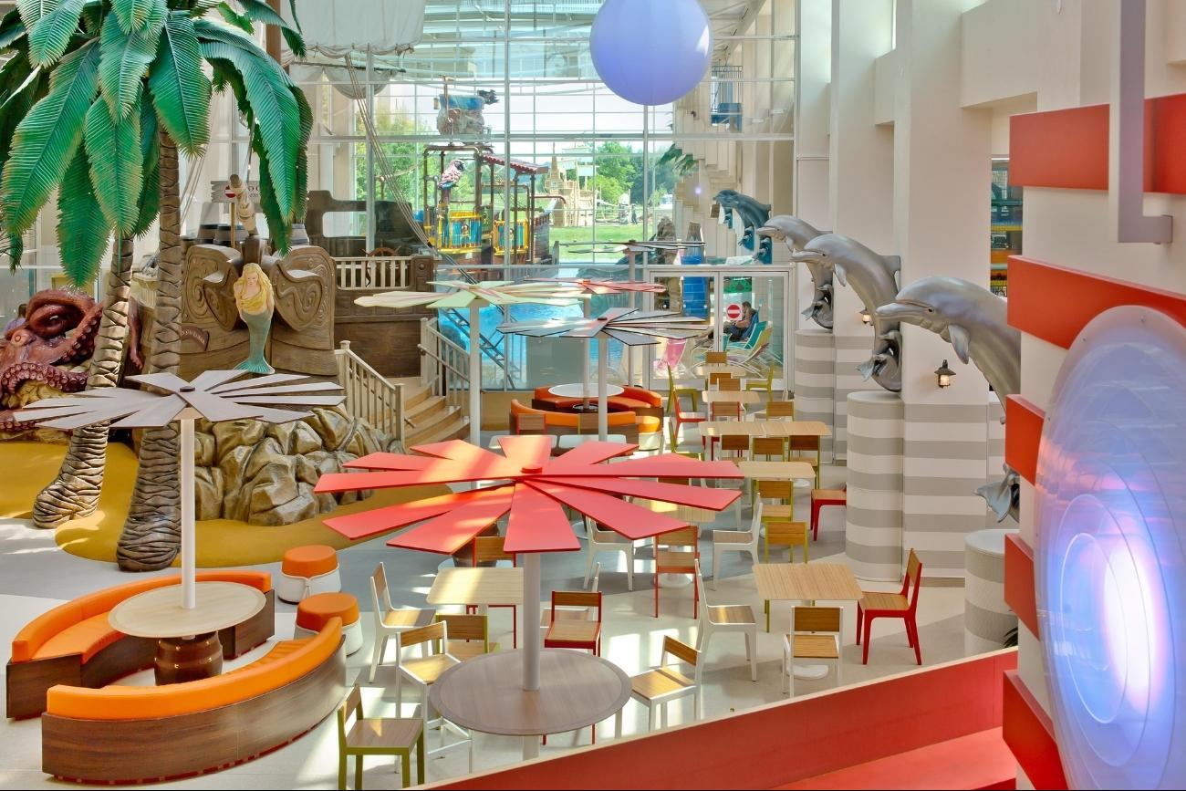 Explorers Hotel gemeenschappelijke ruimte naast zwembad