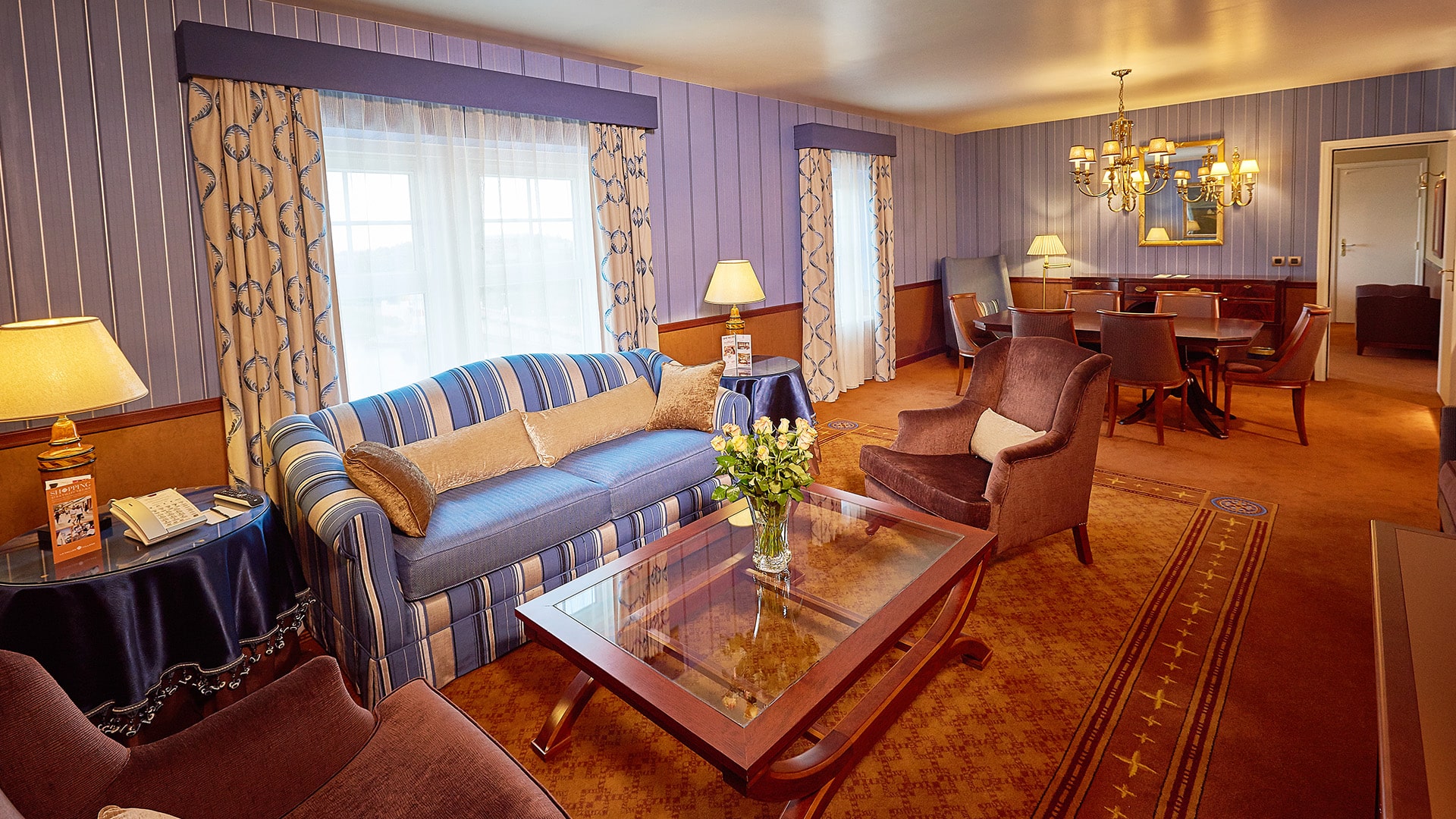 Newport-Bay-Club-Hotel-Disneyland-Lounge2.jpg