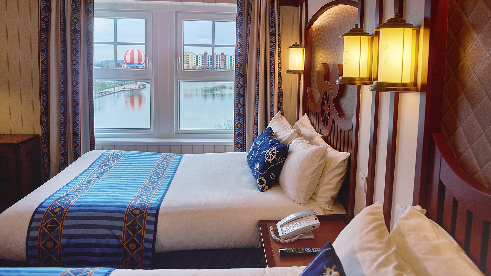 Newport-Bay-Club-Hotel-Disneyland-Uitzicht.jpg