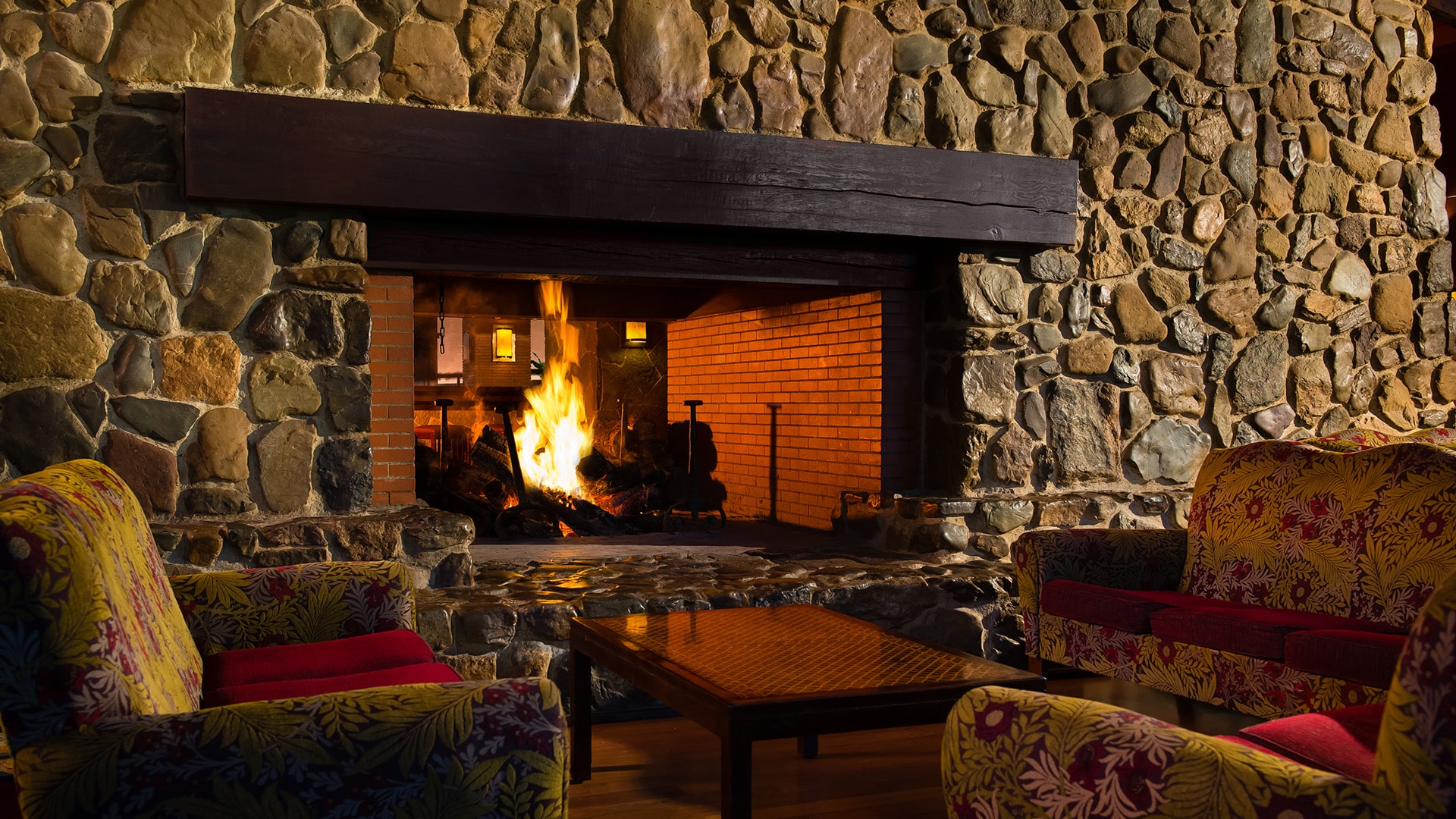 Seqouia-Lodge-Disney-Hotel-Magie-Expert-openhaard-1.jpg