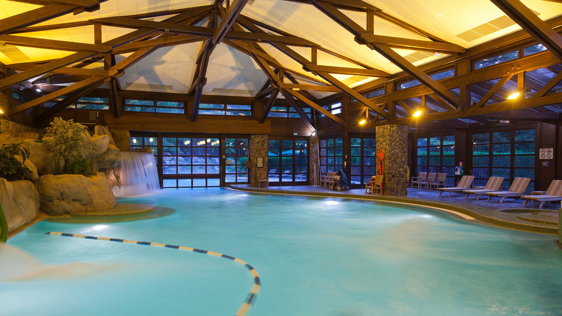 Seqouia-Lodge-Disney-Hotel-Magie-Expert-zwembad.jpg