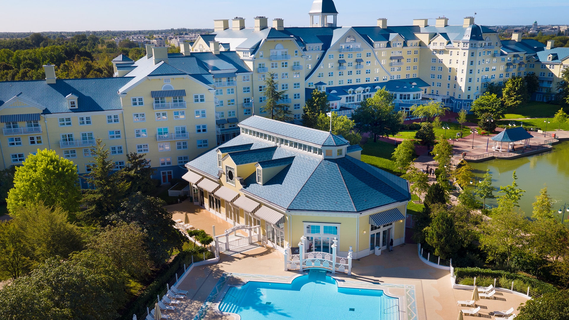 Newport-Bay-Club-Hotel-Disneyland-Buitenzwembad.jpg