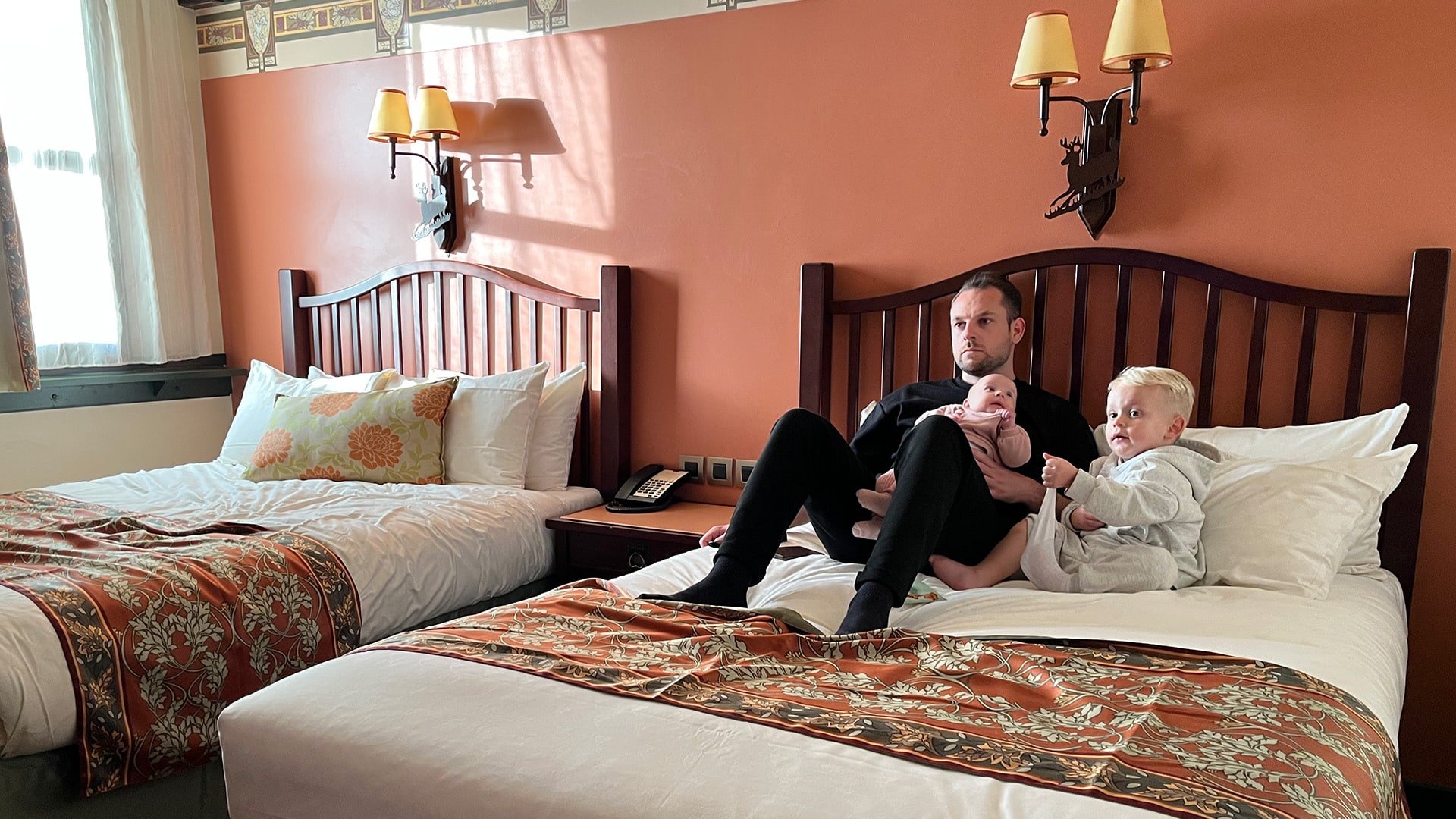 Mijn man Leon met onze kindjes Jimmy en Gina op het bed in een standaard kamer van Sequoia Lodge