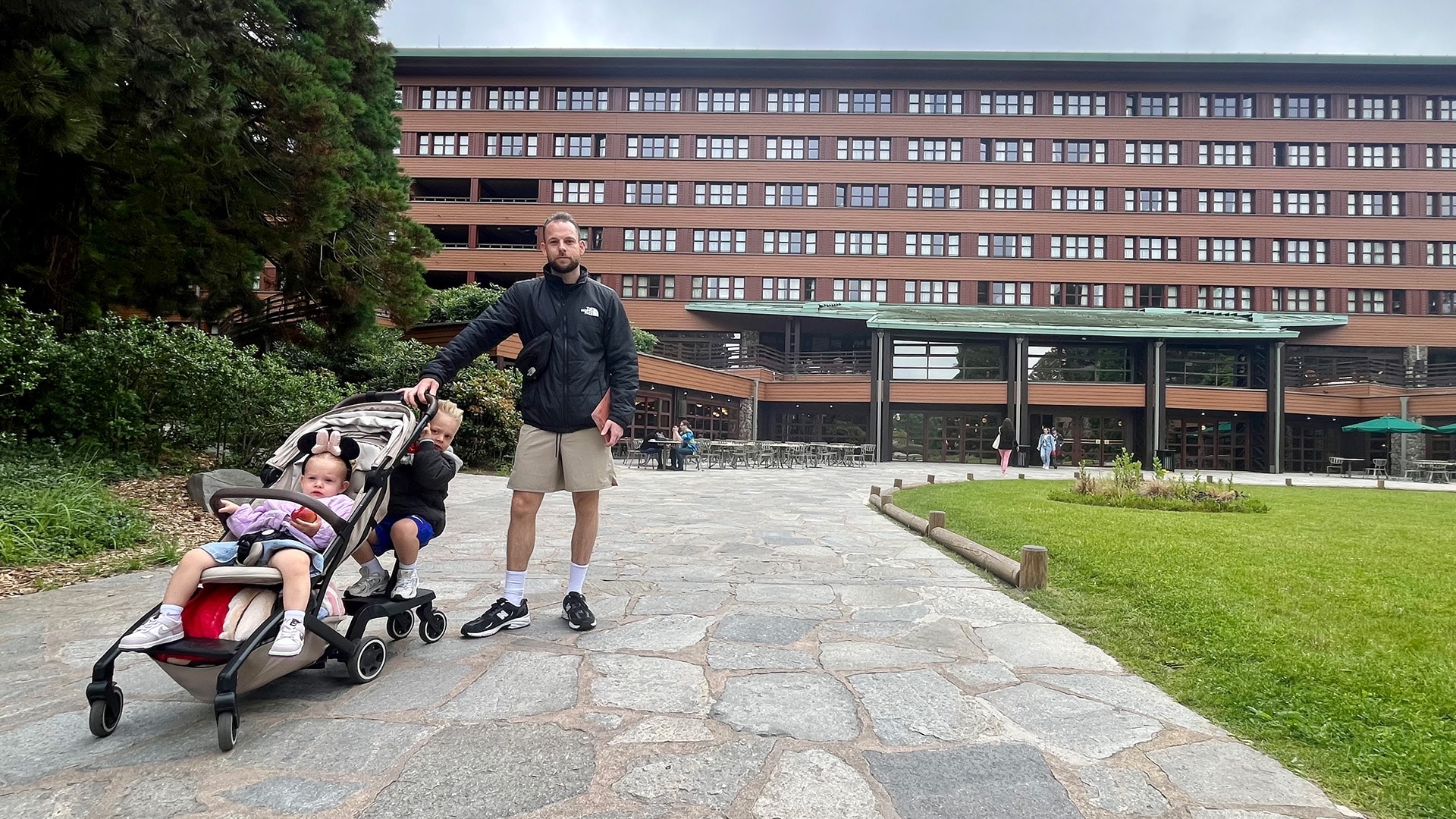 Mijn man Leon en de kinderen voor het hoofdgebouw van Sequoia Lodge