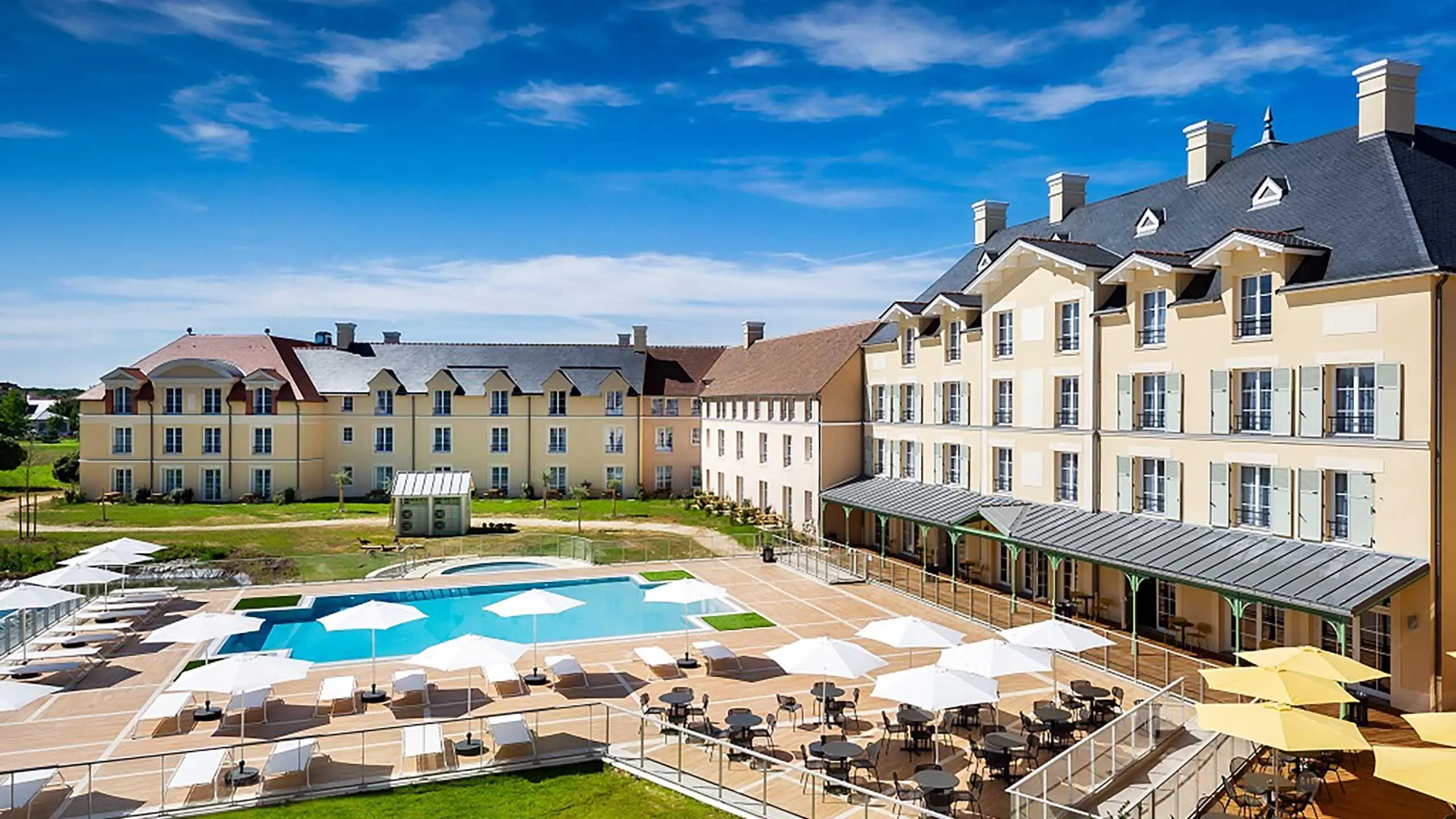 Buitenzwembad Staycity Aparthotels bij Disneyland parijs