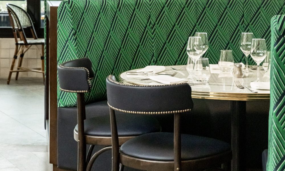 verzicht van het lichte en stijlvolle interieur van Brasserie Rosalie, met de bar en gedekte tafels.